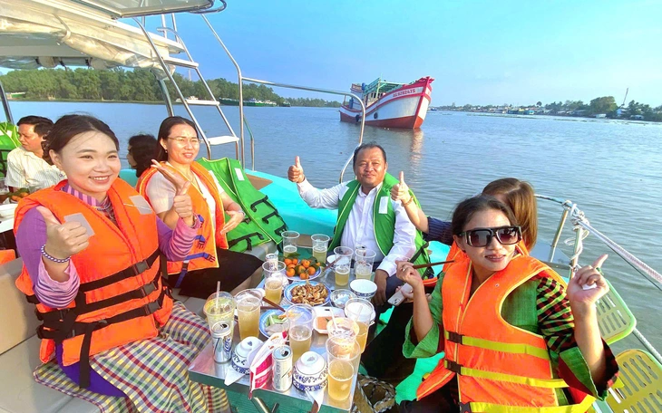 Đông nghịt du khách về biển Cửa Lò bắt đầu mùa Festival du lịch - Ảnh 15.