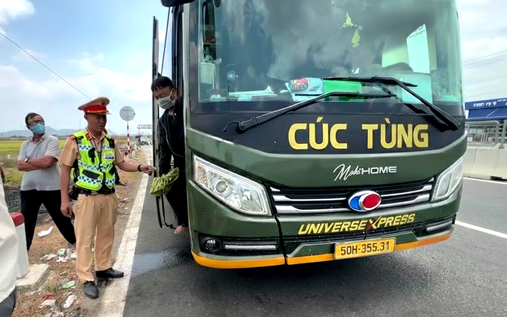 Tiếp tục xử phạt xe giường nằm ‘nhồi nhét’ khách trên cao tốc Vĩnh Hảo - Phan Thiết - Ảnh 2.