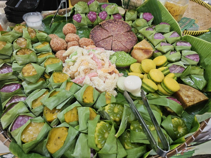 Nghỉ lễ, người dân TP.HCM chọn đến phiên chợ xanh 'săn' đặc sản vùng miền - Ảnh 2.