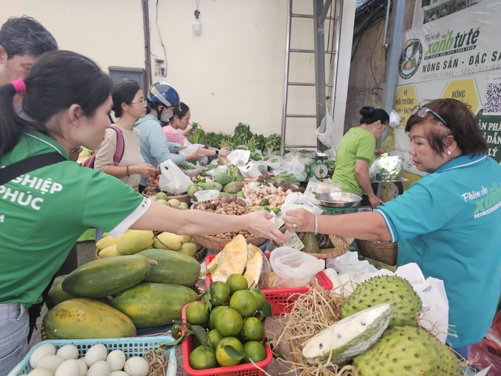 Nghỉ lễ, người dân TP.HCM chọn đến phiên chợ xanh 'săn' đặc sản vùng miền - Ảnh 3.