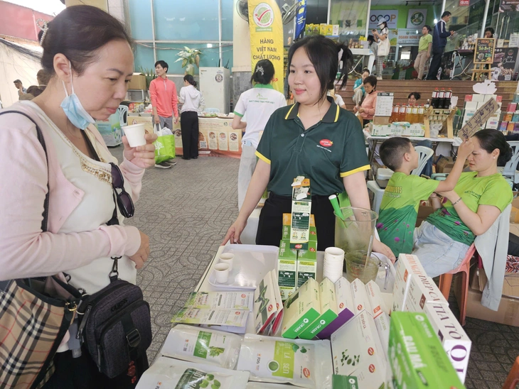 Nghỉ lễ, người dân TP.HCM chọn đến phiên chợ xanh 'săn' đặc sản vùng miền - Ảnh 4.