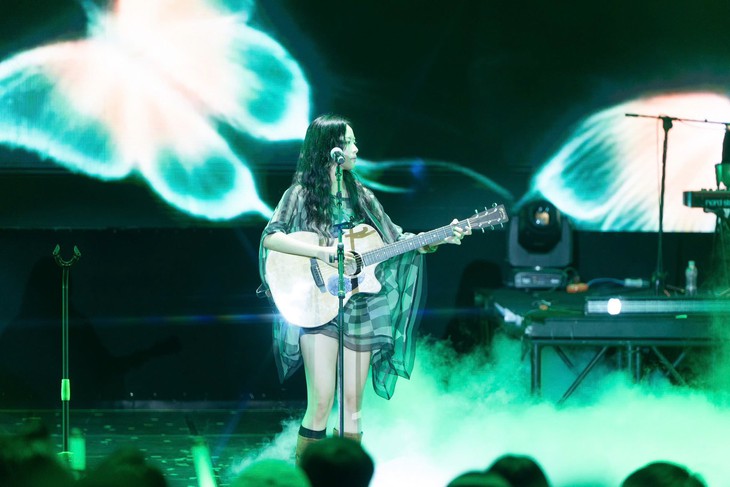 Hoàng Dũng, Phùng Khánh Linh, Nguyễn Hùng... 'cháy' hết mình với hàng ngàn khán giả tại Sao Concert - Ảnh 2.