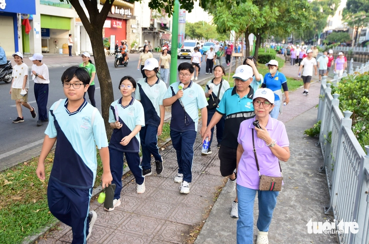 1.000 người đi bộ trên đường Hoàng Sa, Trường Sa gây quỹ biển đảo - Ảnh 3.