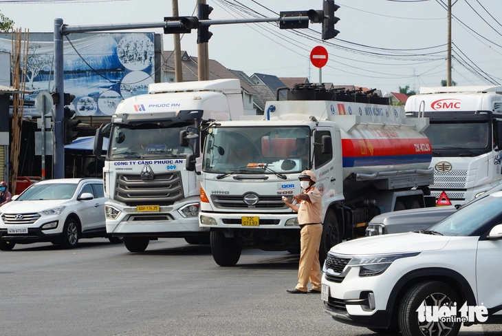 Giao thông nhiều cửa ngõ TP.HCM ùn ứ trong ngày cao điểm nghỉ lễ - Ảnh 2.