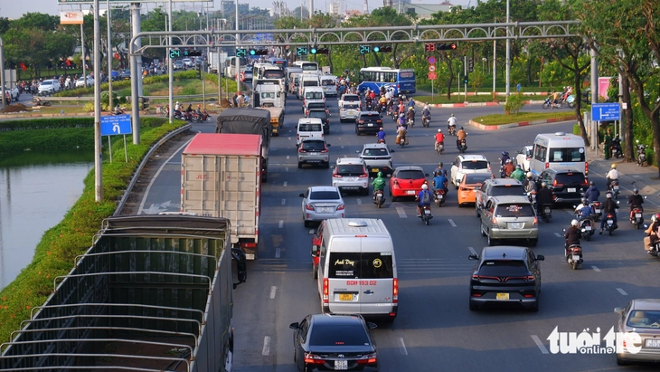 Giao thông nhiều cửa ngõ TP.HCM ùn ứ trong ngày cao điểm nghỉ lễ - Ảnh 4.