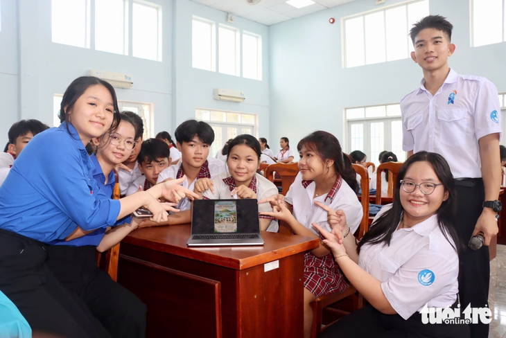 Sinh viên mang tri thức số, tư vấn sức khỏe đến bà con xã đảo Thạnh An - Ảnh 5.