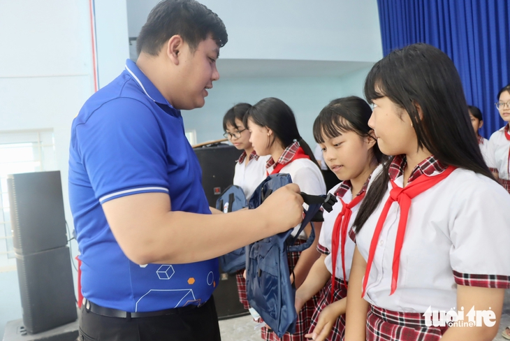 Sinh viên mang tri thức số, kỹ năng chăm sóc sức khỏe đến bà con xã đảo Thạnh An - Ảnh 4.