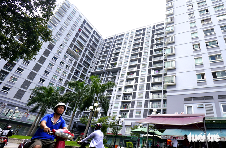 Ngân hàng đồng loạt siết cho vay bất động sản - Ảnh 2.