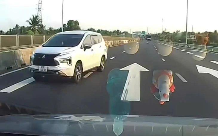 Người dân đi tắt gây mất an toàn giao thông, phường lắp camera phạt nguội - Ảnh 2.