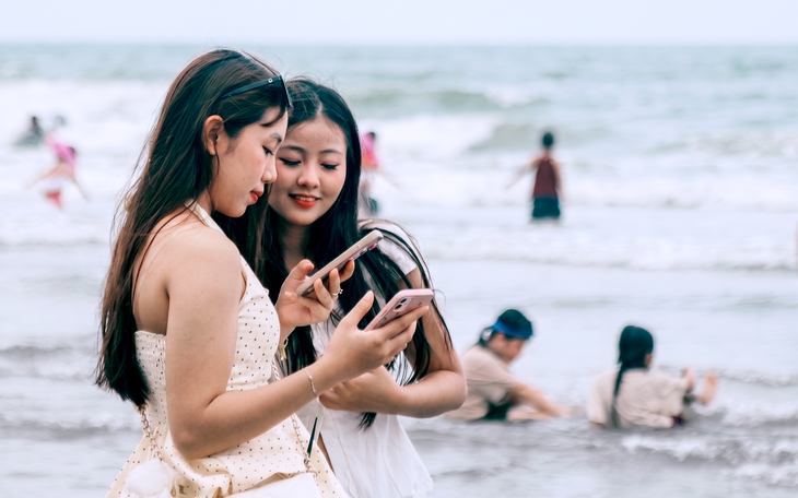 'Biển người' chen chân xem khai mạc Festival Du lịch Cửa Lò - Ảnh 2.