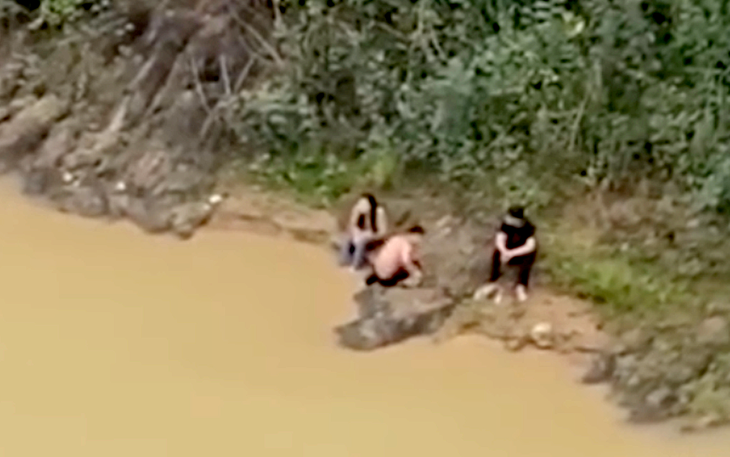 Tặng giấy khen hai nam sinh cứu nữ sinh nhảy cầu - Ảnh 3.