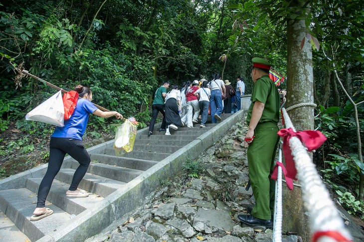 Người dân nườm nượp đổ về Đền Hùng trước ngày giỗ Tổ - Ảnh 6.
