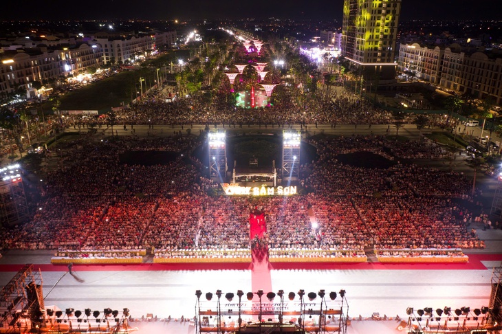 Sầm Sơn vào mùa du lịch biển sôi động, hấp dẫn - Ảnh 3.