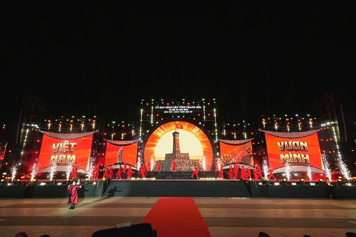 Sầm Sơn vào mùa du lịch biển sôi động, hấp dẫn - Ảnh 2.