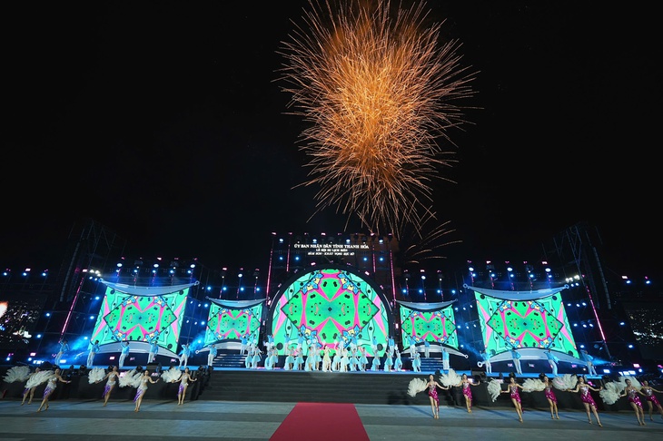 Sầm Sơn vào mùa du lịch biển sôi động, hấp dẫn - Ảnh 4.