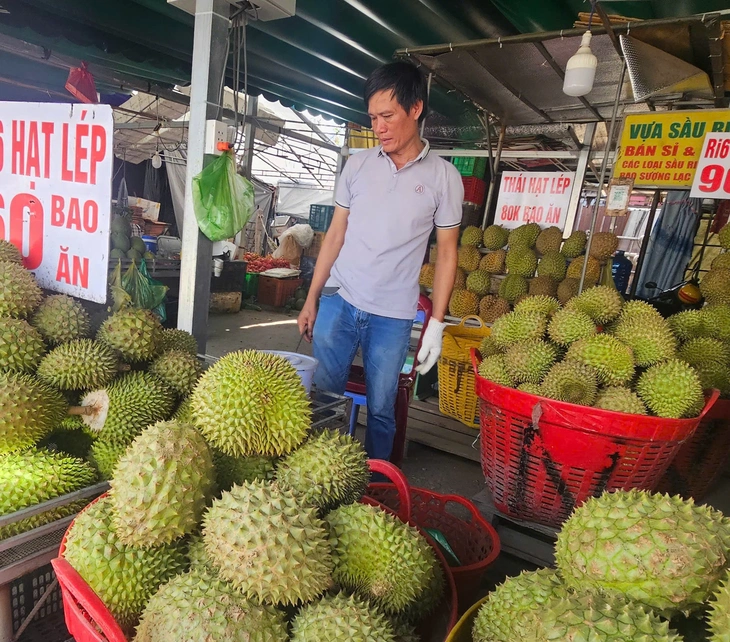 Giá sầu riêng Ri6 giảm mạnh, do đụng hàng Thái Lan hay vì khách mua Trung Quốc? - Ảnh 1.