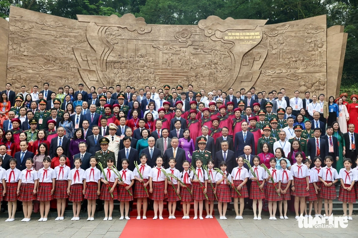 Tổng Bí thư, Chủ tịch nước Tô Lâm nói chuyện với bà con tại Đền Hùng - Ảnh 3.