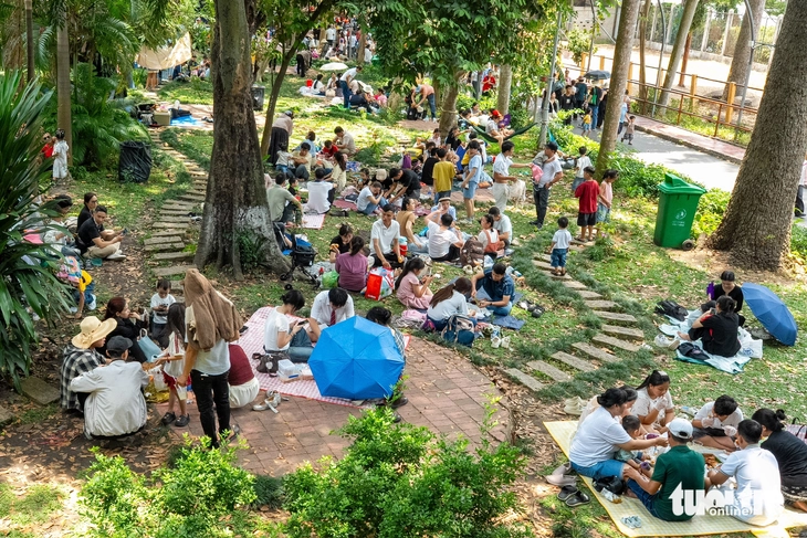 Nghỉ lễ giỗ Tổ: Điểm vui chơi, mua sắm TP.HCM đông nghẹt khách - Ảnh 9.