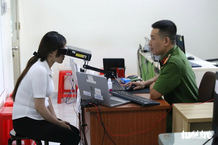 Cụ ông 77 tuổi vỡ òa khi lần đầu làm giấy khai sinh, căn cước - Ảnh 8.