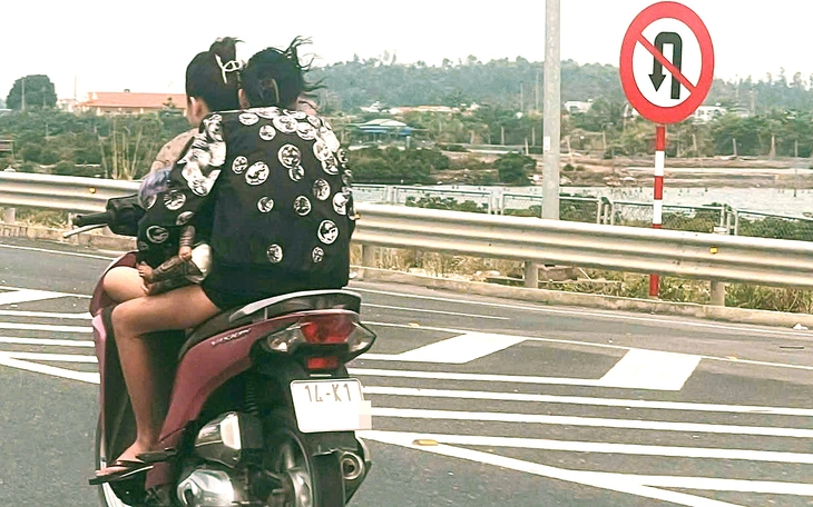 Lập biên bản xử phạt 2 thiếu nữ 'đầu trần', phóng xe máy ngược chiều ở làn 100km/h trên cao tốc - Ảnh 3.