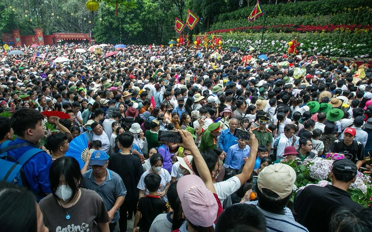Hình ảnh lính bắn tỉa, công an, đoàn thanh niên 'căng mình' đảm bảo an ninh, an toàn ngày giỗ Tổ - Ảnh 12.