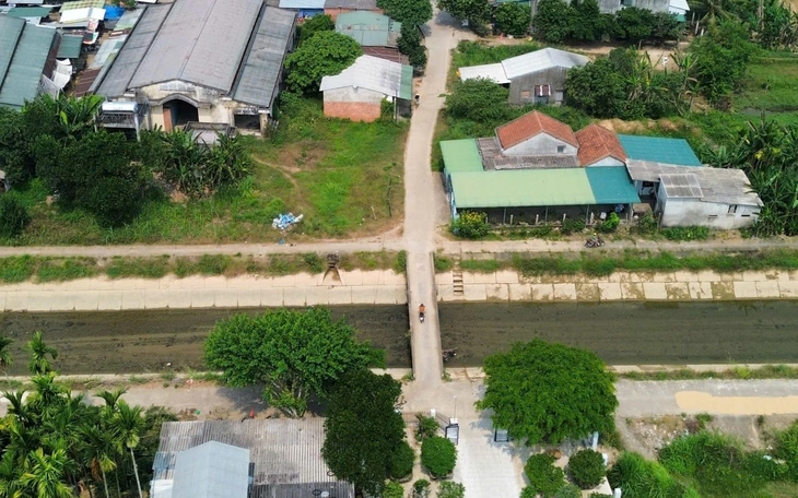 Đã lắp lan can cho cây cầu trên đoạn kênh '30 năm cướp đi sinh mạng 28 người' - Ảnh 2.