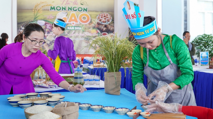 Độc đáo món bánh canh tôm hình cây đàn kìm trong hội thi các món ăn từ gạo - Ảnh 3.