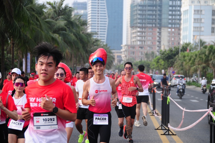 Gần 8.000 người chạy trên các cung đường đẹp nhất Đà Nẵng - Ảnh 2.