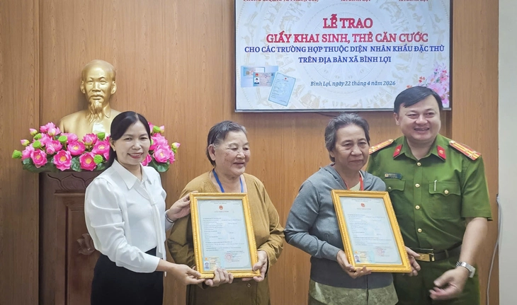 Cụ ông 77 tuổi vỡ òa khi lần đầu làm giấy khai sinh, căn cước - Ảnh 6.