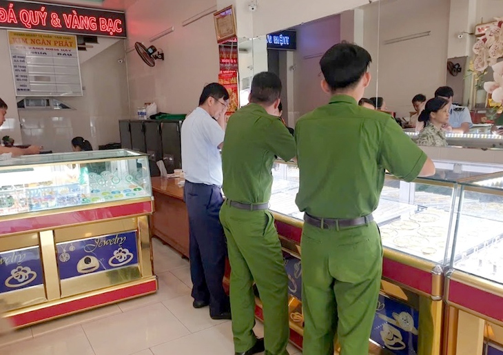 Kiểm tra hàng loạt tiệm vàng ở TP.HCM, nhiều cơ sở bị xử phạt, tịch thu tang vật vi phạm - Ảnh 1.