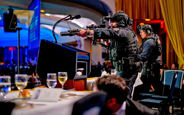 Nữ chủ tịch Hiệp hội Phóng viên Nhà Trắng ngồi kế ông Trump được khen vì bình tĩnh giữa vụ nổ súng - Ảnh 3.