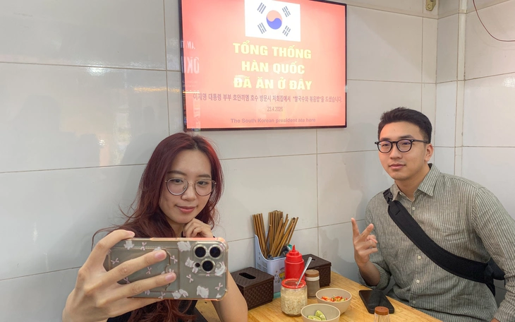 Tổng thống Hàn Quốc tự đổ bánh xèo tại quán bình dân ở Hà Nội - Ảnh 3.