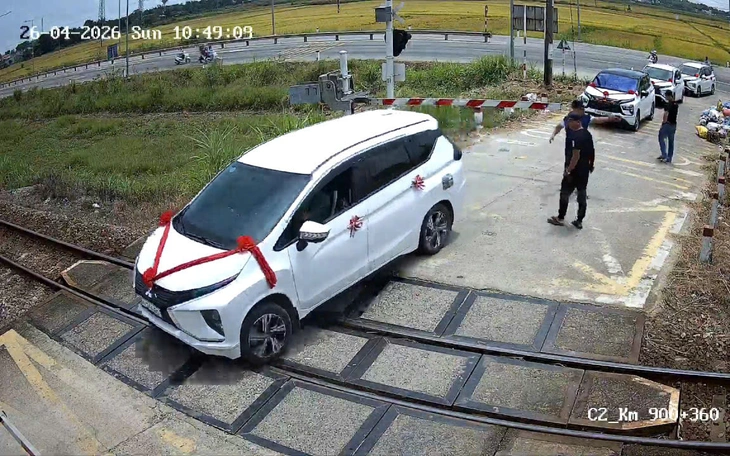 Tài xế liều lĩnh điều khiển xe tải vượt gác chắn đường sắt ở Thanh Hóa - Ảnh 2.