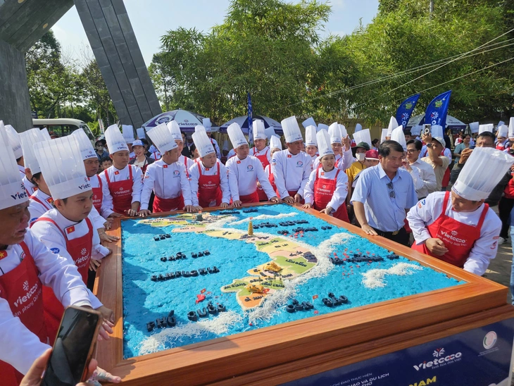 Bản đồ Việt Nam làm từ xôi nước cốt dừa, nặng 600kg  - Ảnh 2.