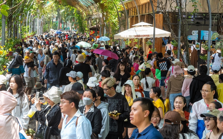 Dịp lễ: Khách vào hiệu sách, đi metro 'chill', ghé trung tâm thương mại 'săn sale'  - Ảnh 9.