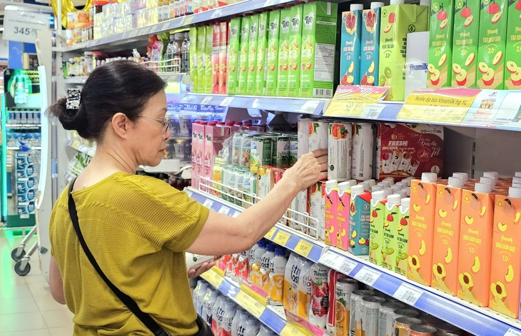 Dịp giỗ Tổ Hùng Vương: Người dân chi tiêu thận trọng, trung tâm thương mại hút khách - Ảnh 2.