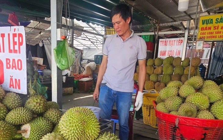 Sầu riêng rớt giá, bày bán đầy đường dịp lễ 30-4, chỉ từ 25.000 đồng/kg - Ảnh 3.