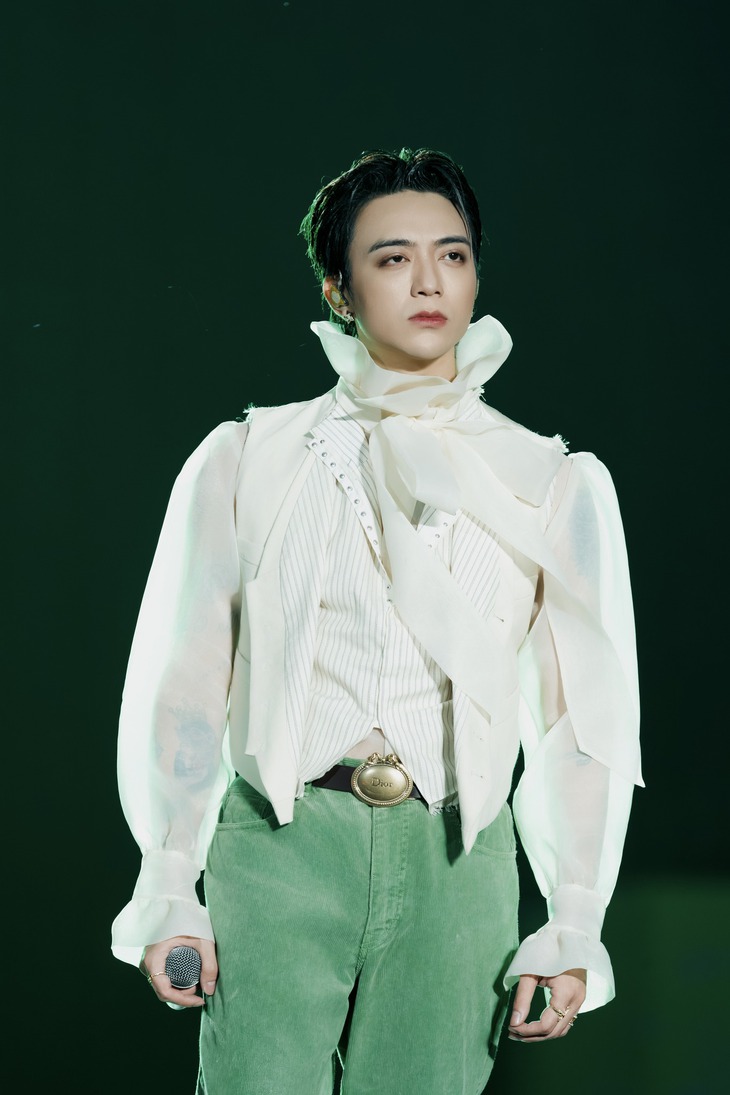 NSND Tự Long đọc vang Nam quốc sơn hà trong đêm tạm biệt Anh trai vượt ngàn chông gai - Ảnh 4.