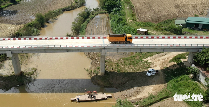 Cầu xây xong 3 năm, dân vẫn vượt sông bằng phà tự chế - Ảnh 4.