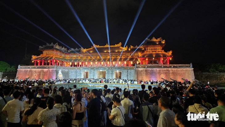Khoảnh khắc ngàn người đổ vào Đại Nội Huế viral trên mạng, du lịch Huế thắng lớn dịp lễ - Ảnh 3.