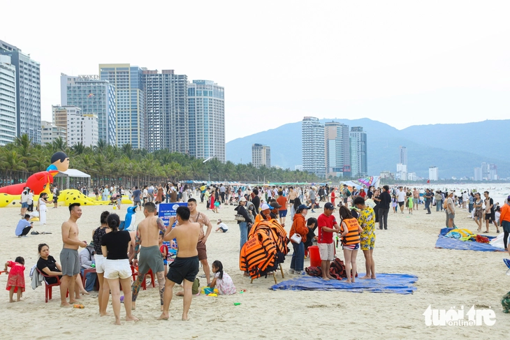 Hàng ngàn du khách đổ về biển Đà Nẵng dịp nghỉ lễ Giỗ Tổ - Ảnh 1.