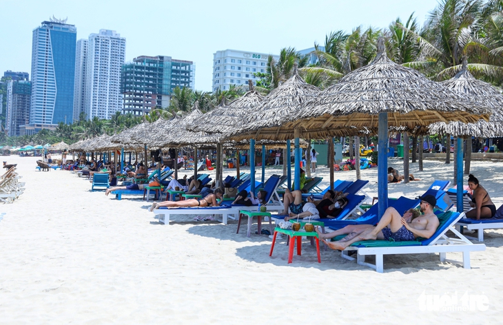 Hàng ngàn du khách đổ về biển Đà Nẵng dịp nghỉ lễ Giỗ Tổ - Ảnh 2.