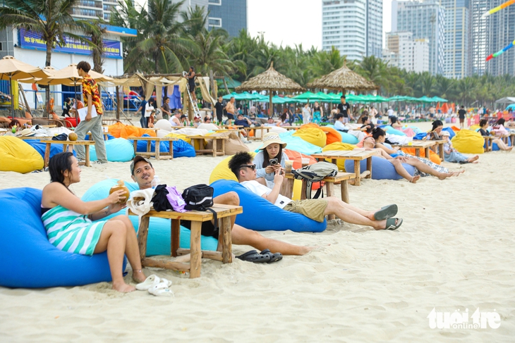 Hàng ngàn du khách đổ về biển Đà Nẵng dịp nghỉ lễ Giỗ Tổ - Ảnh 5.