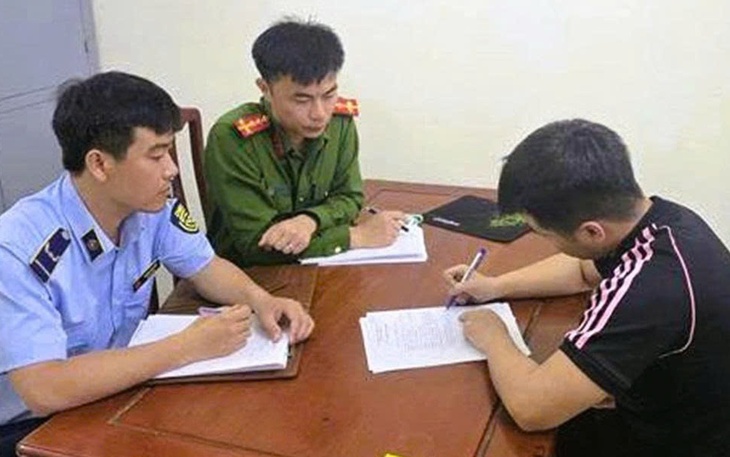 Xử phạt người trông xe ‘chặt chém’ du khách ở Sầm Sơn 15 triệu đồng - Ảnh 2.