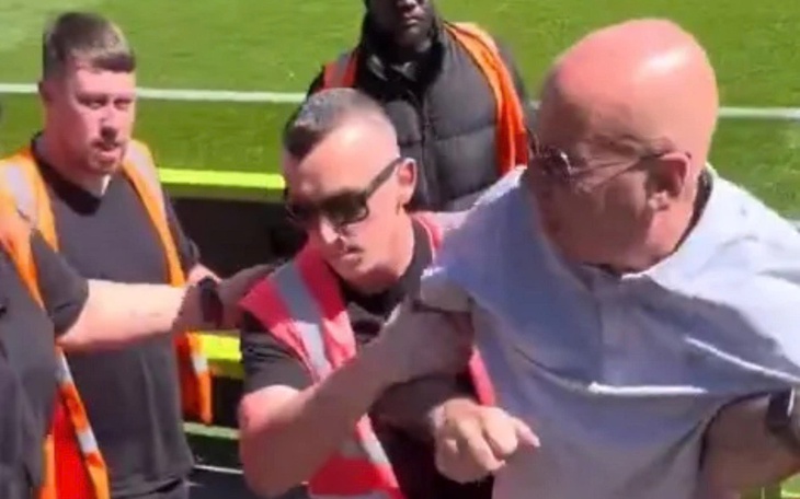 CĐV West Ham gây sốc khi nướng bít tết bằng… máy duỗi tóc trên tàu - Ảnh 2.