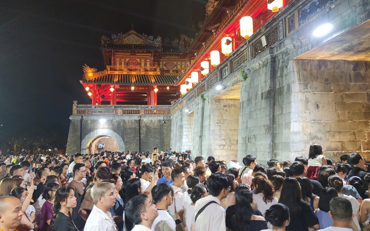 Huế đông nghịt du khách du lịch, di tích cố đô chạm ngưỡng kỷ lục bán vé - Ảnh 1.