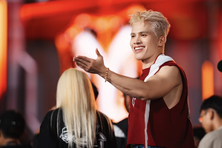 NSND Tự Long đọc vang Nam quốc sơn hà trong đêm tạm biệt Anh trai vượt ngàn chông gai - Ảnh 8.