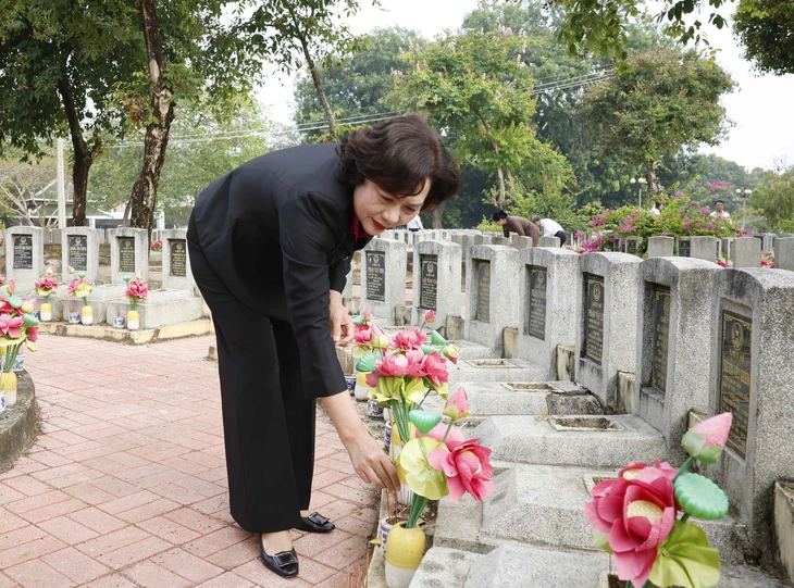 Tổng Bí thư, Chủ tịch nước Tô Lâm dâng hương tưởng niệm các Anh hùng liệt sĩ tại Tây Ninh - Ảnh 5.