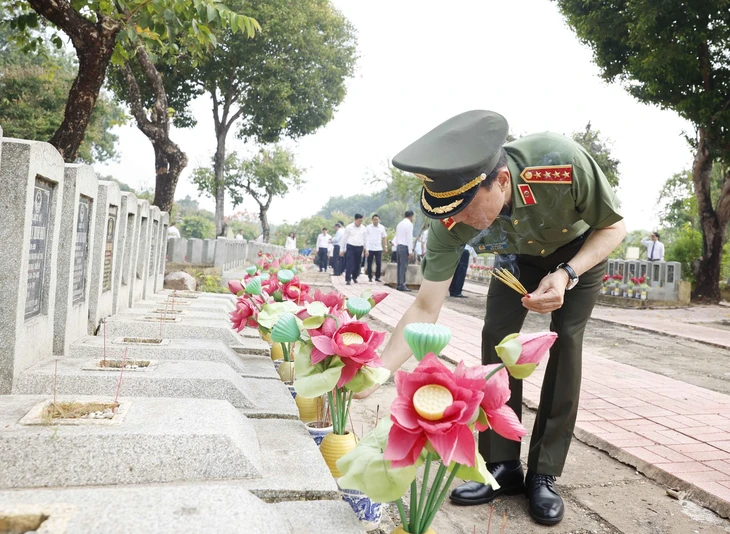 Tổng Bí thư, Chủ tịch nước Tô Lâm dâng hương tưởng niệm các Anh hùng liệt sĩ tại Tây Ninh - Ảnh 6.