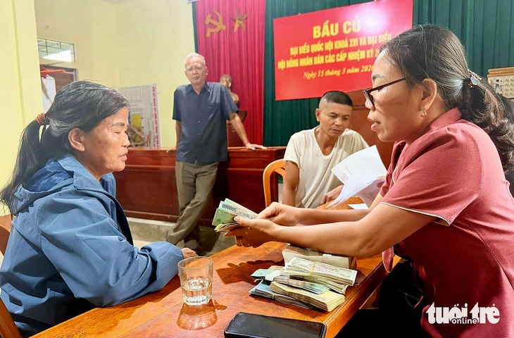 Người dân Nghệ An nhận hơn 1.350 tỉ đồng khắc phục bão lũ - Ảnh 3.